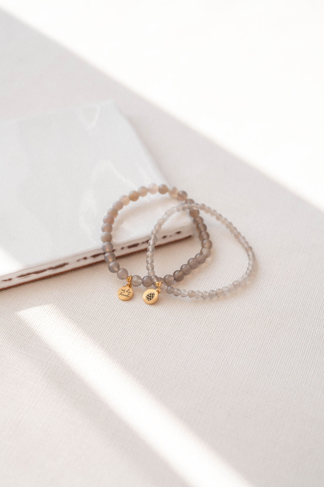 MORGENSTUNDE | Armband Achat grau kleine Perlen