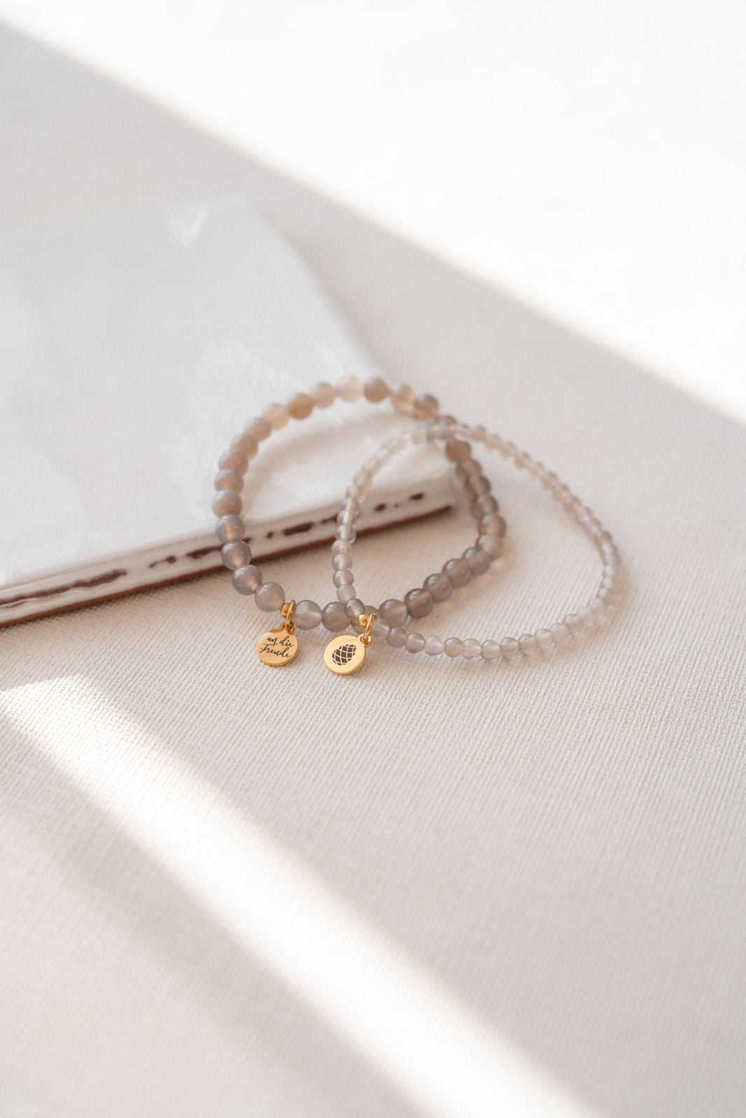 MORGENSTUNDE | Armband Achat grau kleine Perlen